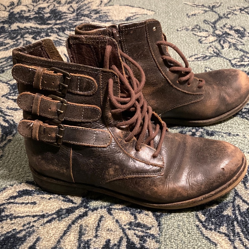 Lace up Matisse leather boots with buckles